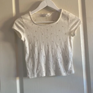 Söt topp - Jätte söt topp från h&m vit med rosa blommor💗storlek 158/164