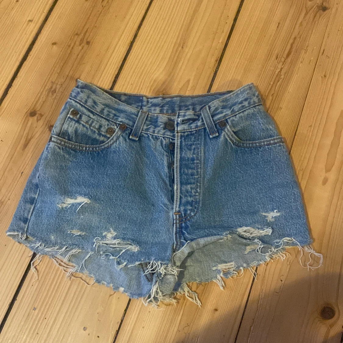 Blå jeansshorts med slitna detaljer - 90