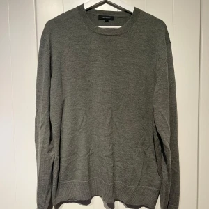 Grön tröja från Paul & Friends - Säljer en stilren grå tröja från Paul & Friends i storlek XL men tröjan är liten i storleken så funkar för L. Tröjan är i mycket bra skick, nypris 1500:-