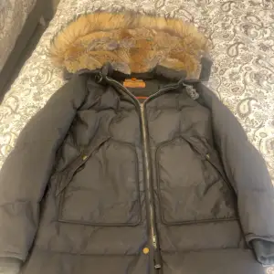 Säljer en äkta svart parajumpers i storlek M. Har köpt den två år sen dock har den bara använts i en vinter den är i bra stick med äkta stor päls. Köpte för 9200kr och säljer för 7000-6000kr dock kan priset diskuteras vid snabba affär