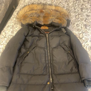 Svart dunjacka från Parajumpers - Säljer en äkta svart parajumpers i storlek M. Har köpt den två år sen dock har den bara använts i en vinter den är i bra stick med äkta stor päls. Köpte för 9200kr och säljer för 3000-2000 Max priset kan diskuteras vid snabb affär
