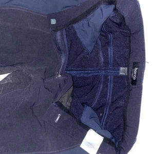 Svarta ridbyxor från Horze - Säljer ett par svarta ridbyxor från Horze i storlek EU 38. Byxorna har en snygg och praktisk design med förstärkt säte för extra grepp. Perfekta för ridning och har en bekväm passform. De är i mycket bra skick och redo för nya äventyr i stallet!