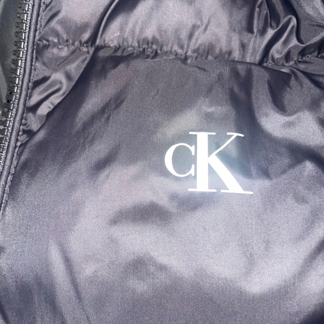 Svart pufferjacka från Calvin Klein - 92