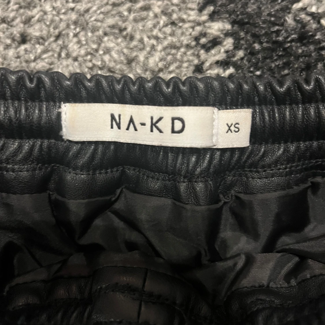 Svart kjol i skinnimitation från NA-KD - 91
