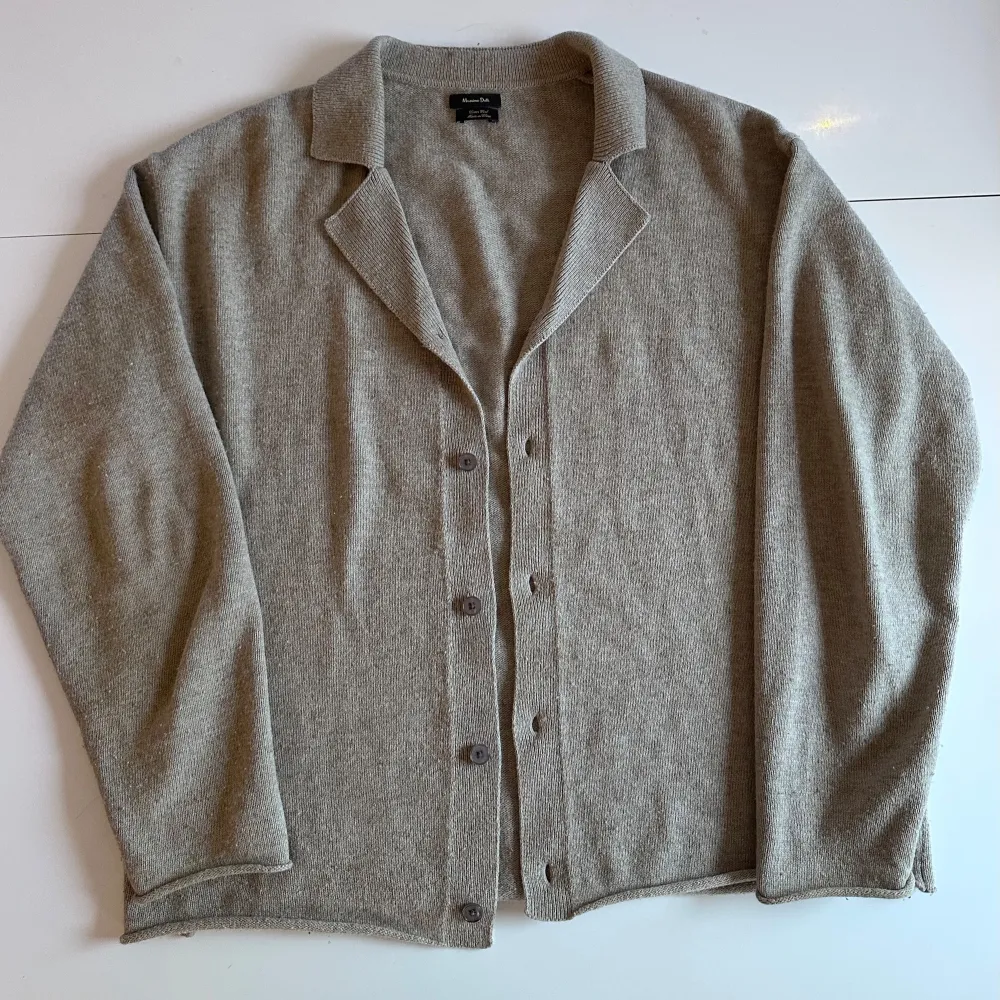 Säljer en snygg och bekväm beige cardigan från Massimo Dutti. Använd cirka fem gånger, väldigt varsamt. Skriv om du har några frågor!. Tröjor & Koftor.