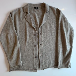 Massimo Dutti Cardigan - Säljer en snygg och bekväm beige cardigan från Massimo Dutti. Använd cirka fem gånger, väldigt varsamt. Skriv om du har några frågor!