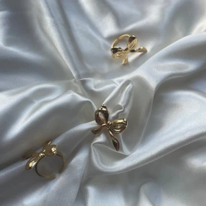 Rebecka ring  - 55kr/st, gjord i rostfritt stål vilket innebär att den inte tappar färg eller gör fingrarna gröna samt går att justera så den passar alla fingrar  🫶🏼