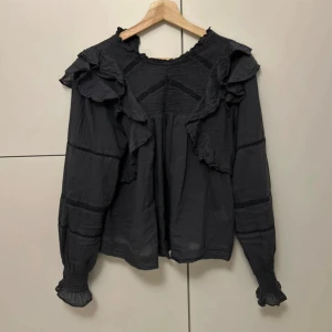 Neo Noir blus - Blus från Neo Noir i grått och storlek 38/M men sitter mycket mer som S/36. 🥰