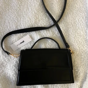 Väska  - Väska från Gina helt ny med prislapp kvar, köpt för 350 säljer för 150kr