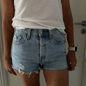 501 LEVI’S jeans shorts - Super fina jeans shorts från levis. Mycket bra skick och inte använda så mycket. Tyvärr blivit lite för små för mig nu ⭐️🥰Storlek 27 i Waist, som en S. 