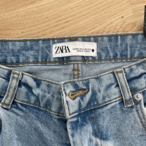  Jeans från zara  -  Fina låg midja och utsvängda  