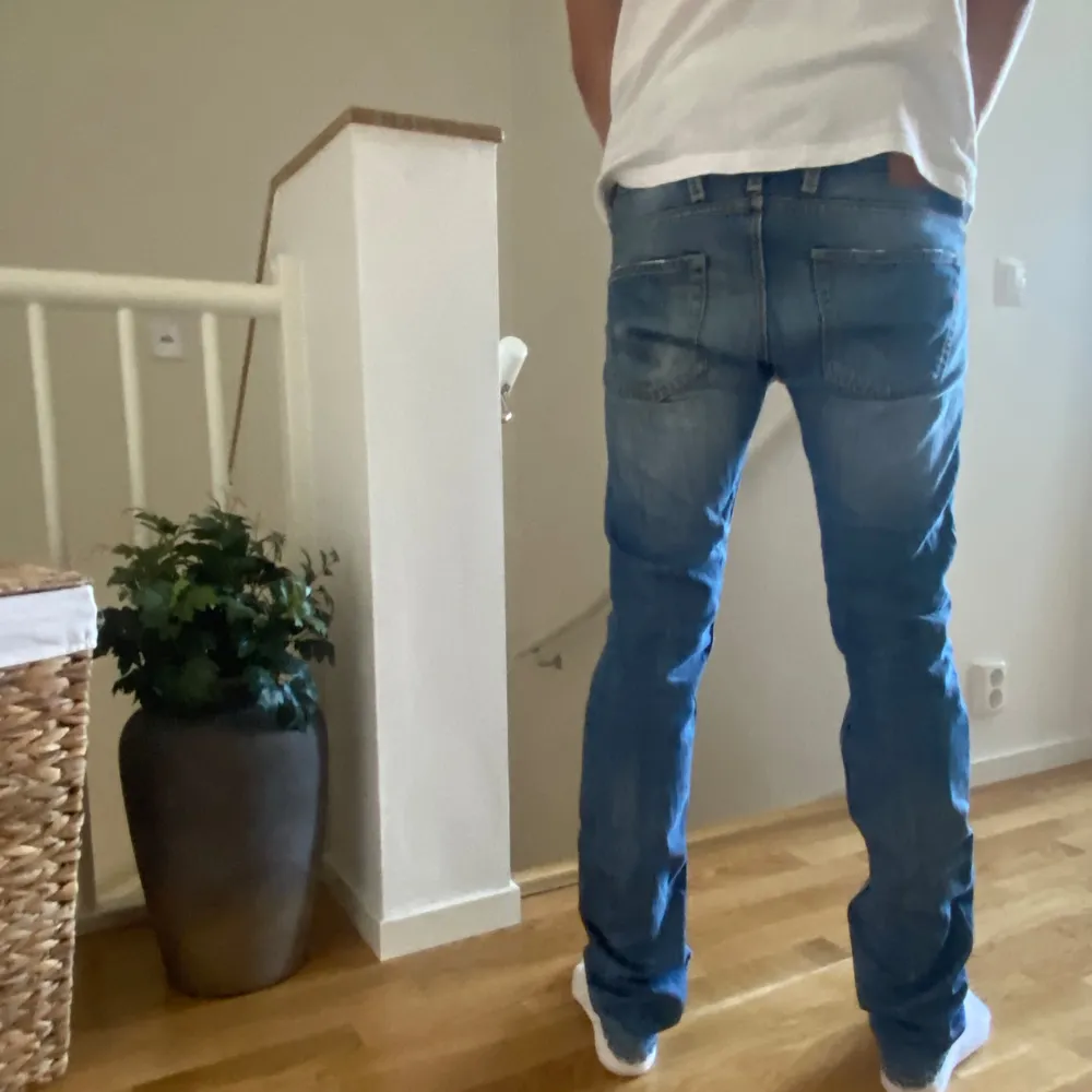 Säljer dessa replay jeans då dom är för små för mig i midjan, skit snygga jeans som passar till mycket. Helt oanvända i super bra skick- säljer billigt då jag vill bli av me dem. . Jeans & Byxor.