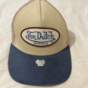 Von dutch keps - Blå/vit äkta von dutch keps  Köpt från Zalando använt två gånger 