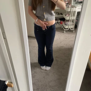 Lågmidjade jeans  - Säljer mina lågmidjade jeans från hm vet inte storleken men skulle säga 34/36 säljer då de inte passar längre 💕