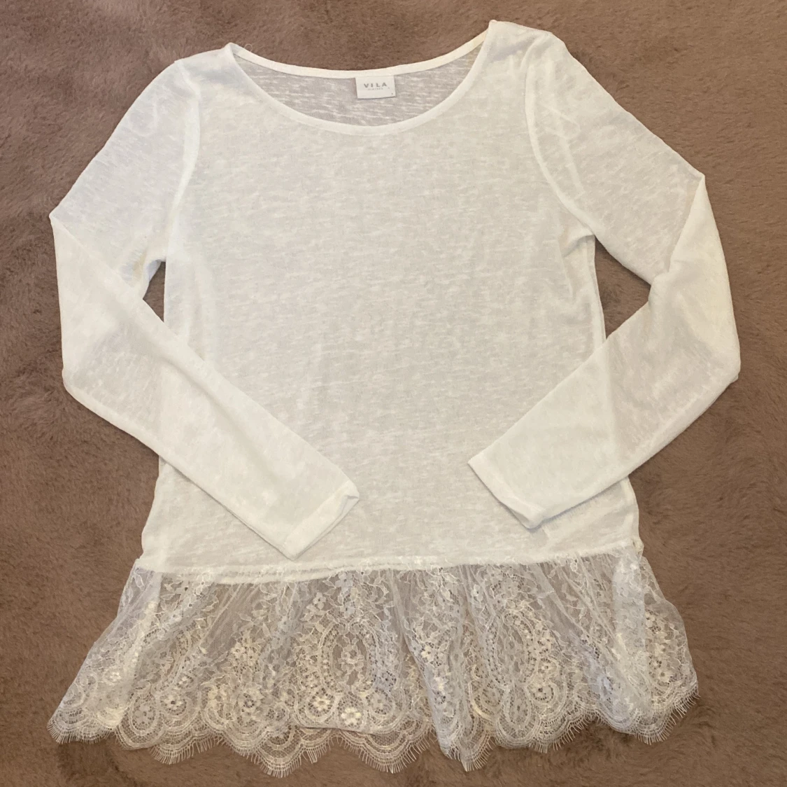 Vit tröja med spets 