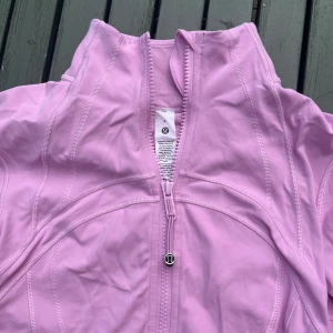 Lululemon Define jacket - Säljer min iprincip oanvända Define jacket från Lululemon. Den är i färgen ”Vitapink” vilket är en limited färg och den är helt slutsåld och finns inte kvar i sortimentet längre💗💞 Storlek 4 vilket motsvarar XS/S. Använd gärna köp nu!