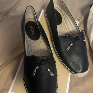 Michael kors skor - Beställde dessa jätte fina skor i storlek 40,5 men dom passade inte och ligger bara hemma nu.. dom är aldrig använda!  Jag köpte dom för 1600kr  Säljer dom nu för 899kr  Men priset kan diskuteras vid snabb affär 