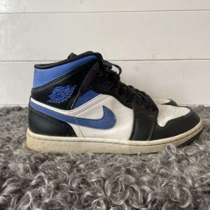 Air Jordan 1 Mid White Racer Blue - Säljer dessa Jordan 1 i blå, svart, vit färg. Skick: 8/10  Har mycket kvar att ge! Lite slitet i hälen innanför bara💯 Pris kan diskuteras!