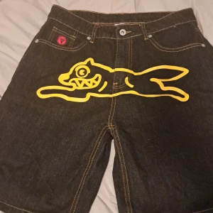 Bbc Ice cream y2k Jorts! - Jorts från bbc Ice cream märket, knappt andvända, 39-40cm midja, storlek 30!! Riktigt snygga men passar tyvärr inte. Liten defekt på svansen, tycker inte de syns mycket därav de låga pisrt,Org pris: 1800