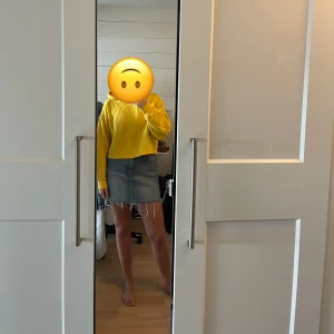 Croppad hoodie - Croppad hooodie från bik bok. Har en liten fläck som syns på sista bilden. 