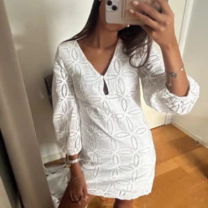 Vit klänning - Såå nice Vit klänning med trekvartsärm perfekt som studentklänning eller till skolavslutning köpt för 950kr aldrig använt lapp finns kvar. Man kan justera passform med knytning i ryggen