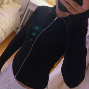 Ribbad tajt kofta - Denna tröjan är aldrig använd utan bara testad. Är lite för mycket tunn för min smak och har halskrage som man kan ha hur man vill. Använd köp nu💕