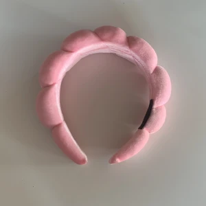 🩷Fin rosa huvudband 🩷bra till smink 💄 25kr +frakt🩷 - Fin rosa huvudband handmade🩷funkar jättebra till att hålla bort sminket från håret när du sminkar dig 🩷🩷🌸