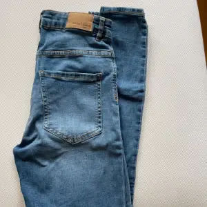 Molly (petite) jeans från ginatricot. Storlek M. Aldrig använda.