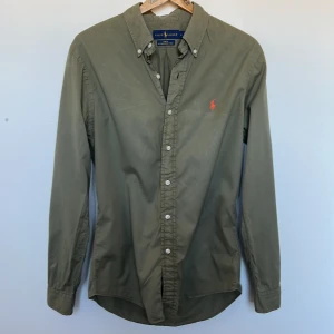 Ralph lauren skjorta - Säljer nu min Ralph lauren skjorta då den inte kommer till användning. Skjortan är i väldigt bra skick och har inga fläckar eller hål. Den är i storlek M. Priset kan diskuteras vid snabb och enkel affär.