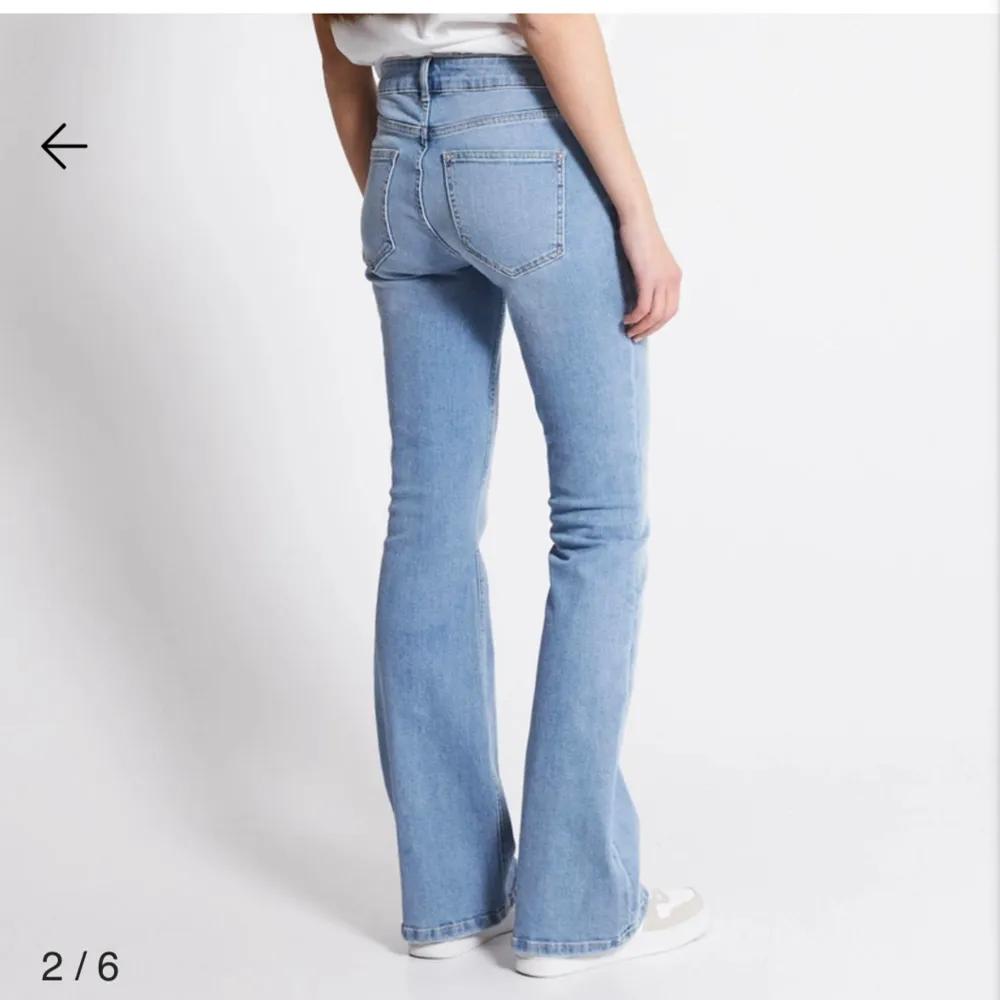 Säljer dessa low waist bootcut jeans från lager157 i storlek XXS full length. Helt oanvända. Lånade bilder  då byxorna tyvärr inte passar. Men kan självklart fixa bilder vid intresse. Köparen står för frakten🌸. Jeans & Byxor.