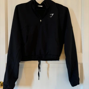 Gymshark windbreaker - Oanvänd Gymshark jacka i windbreaker material, storlek XS men passar även S. Croppad modell.