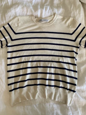Zara tröja  - Så fin zara tröja som jag nu säljer eftersom jag inte själv tycker att jag passar i randigt storlek❤️ det blev ett impulsköp och därför köpte jag den sista som fanns vilken var storlek L men som också funkar för mig som brukar ha xs/s/m. ❤️❤️