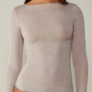 Beige långärmad topp - Säljer en stilren och enkel beige långärmad topp. Perfekt för både vardag och festliga tillfällen. Toppen har en tight passform och är tillverkad i ett mjukt och bekvämt material.