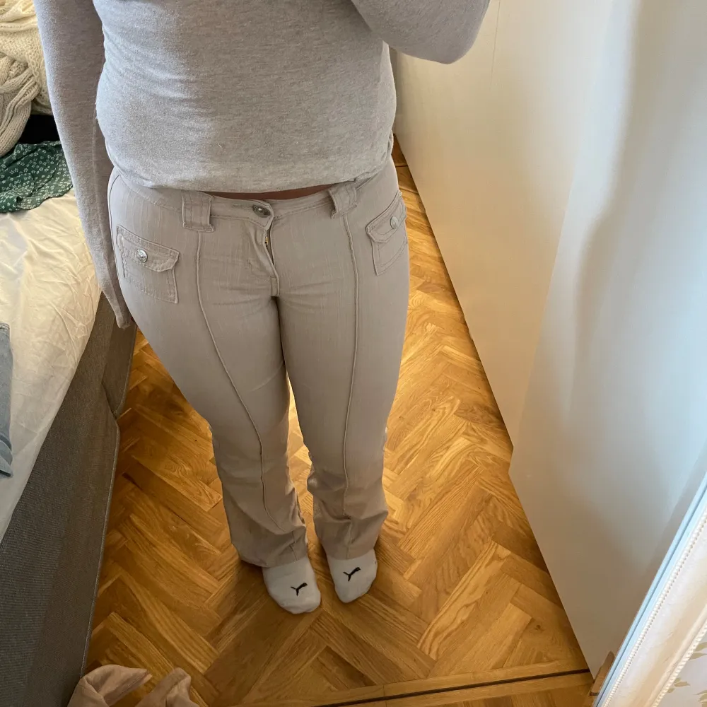 Beiga hm jeans. Säljer då de är för små💕. Jeans & Byxor.