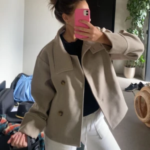 Höstjacka - Så fin jacka från Gina. Endast använd Max 5 gånger. Från förra året och helt slutsåld. Köpt för 600kr