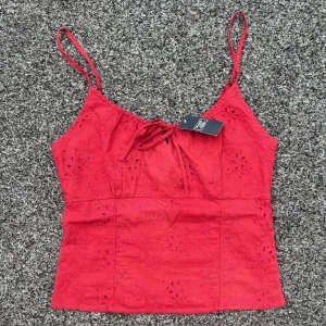 Sött linne - Supergulligt linne från Abercrombie & Fitch! Är helt i nyskick med prislappen på! Hör av dig vid intresse eller frågor💗