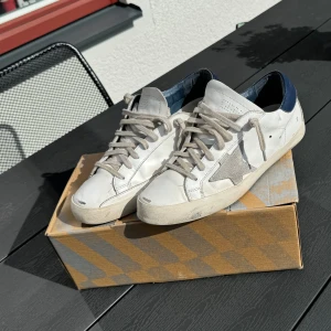 GOLDEN GOOSE - Tjena säljer nu mina as-snygga golden goose🤩 Då jag vill testa något nytt. Ser inget fel på skorna alls skicket är 8/10 skulle jag säga. Storleken är 42 men kan funka upp till 43. hör av dig om du har några frågor.