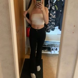 svarta jeans - svarta bootbut jeans  aldrig använt 