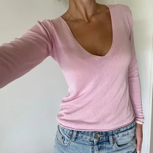 Stickad rosa tröja  - Säljer denna super fina stickade v ringade tröjan då den tyvärr inte kommit till användning, nyskick. Storlek M men passar även mig som normalt bär storlek S. Skriv vid intresse eller frågor 💕