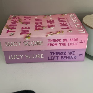 Knockemout-serien - Bok 2 & 3 ur Lucy Scores serie om Knockemout. Böckerna är på engelska och personligen är 3an i serien top 1 av alla böcker jag läst! Rekommenderar verkligen. 125kr/st (200kr för båda)