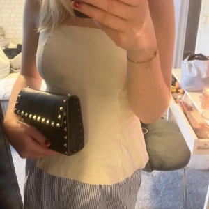 Topp - säljer denna söta toppen från bikbok, passar super för lite finare tillfällen!!