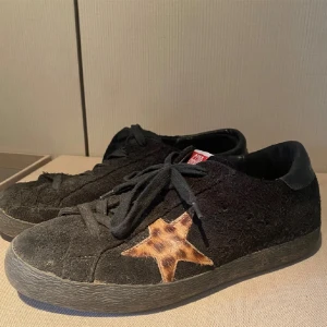 Golden goose skor - Trendiga Golden goose skor. Leopard mönster på stjärnan som verkligen ger en bra touch till skorna, Kag älskar de men tyvärr är de för stora för mig de är i storlek 38 tror de hade passat 37-39. Unik modell😍😍 pris kan diskuteras vid snabb affär!❤️skri