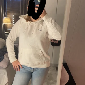 Nike hoodie - En vit Nike hoodie, har lite fläckar på magen men något som knappt syns🤍den är ganska liten i storleken