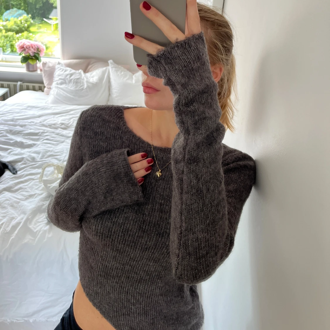 Asymmetrisk stickad tröja i mullvadsfärg Na-Kd - 92