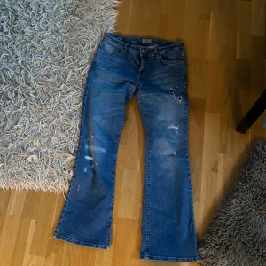 Jätte snygga ltb jeans  - Jätte snygga ltb jeans som jag köpte från Sellpy säljer pågrund av att den är för stora❣️  Midjemått är cirka 88 