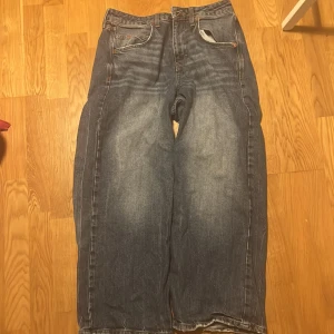 Baggy jeans urban - baggy jeans från urban outfitters! så snygga men tyvärr inte kommit till användning. 0 defekter. originalpris 700 - priset kan diskuteras
