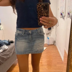 Mini jeans kjol  - (Repost pga fel) midjemått 38cm, längd 28cm ❤️ bra skick!! Snygga detaljer 