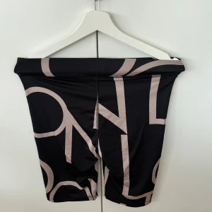 Mönstrade cykelbyxor - Fina tränings shorts med mönster på, stretchiga. Hade en konstig galge på bilden, men kom privat för fler bilder.
