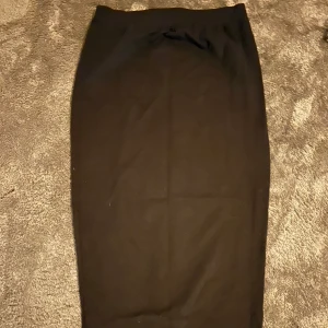 Kjol - Midi kjol. Aldrig använd