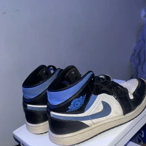 Jordan 1 skor - Säljer minna Jordan 1 på grund av att jag ska flytta och ska rensa, d är skadade fram vid skon, och lite lite under annars inga fel på dom, box kommer med och kvitto.